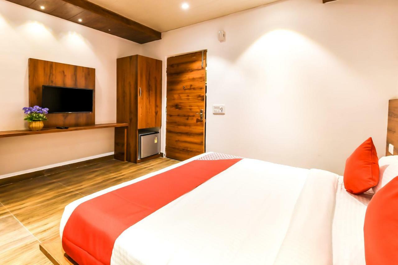 Capital O 19133 Oak Tree Hotel New Delhi Luaran gambar